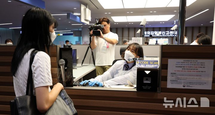 [인천공항=뉴시스] 김선웅 기자 = 인천국제공항 제2여객터미널에서 열린 해외유입 Disease X 대응 합동 훈련에서 국립인천공항검역소 관계자가 승객에 대한 검역을 진행하고 있다. 2024.09.03. mangusta@newsis.com