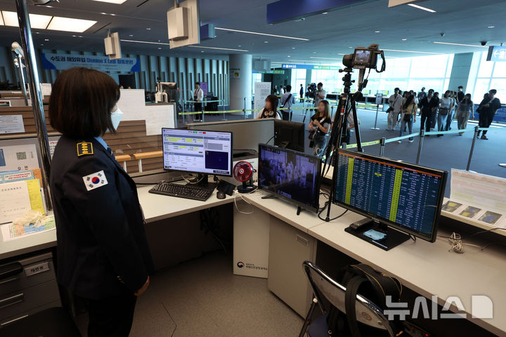[인천공항=뉴시스] 김선웅 기자 = 지난 2024년 9월3일 인천국제공항 제2여객터미널에서 열린 해외유입 Disease X 대응 합동 훈련에서 국립인천공항검역소 관계자가 입국자들을 대상으로 카메라를 통해 발열 상태를 확인하고 있다. 2024.09.03. mangusta@newsis.com