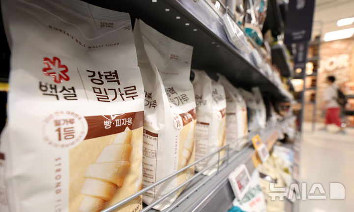 [서울=뉴시스] 추상철 기자 = 3일 오전 서울시내 한 대형마트에 밀가루가 진열돼 있다. 2024.09.03. scchoo@newsis.com