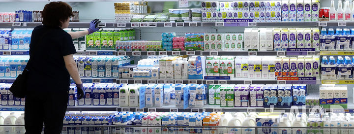 [서울=뉴시스] 서울시 내 한 대형마트에 우유가 진열돼 있다. photo@newsis.com