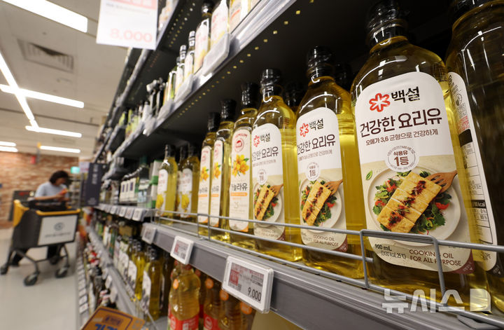 [서울=뉴시스] 추상철 기자 = 3일 오전 서울시내 한 대형마트에 식용유가 진열돼 있다. 2024.09.03. scchoo@newsis.com