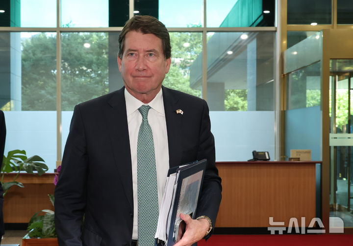 [서울=뉴시스] 김명원 기자 = 도널드 트럼프 미국 대통령의 측근으로 꼽히는 빌 해거티(공화·테네시) 미국 연방 상원의원은 미일 관세 협상에 대해 낙관적 입장을 드러내면서도 방위비 증액을 압박했다. 사진은 해거티 의원이 지난해 9월 3일 서울 종로구 외교부에 들어서고 있는 모습. 2025.07.14. kmx1105@newsis.com