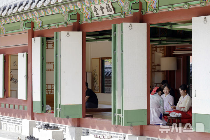 [서울=뉴시스] 최동준 기자 = 3일 서울 종로구 경복궁 생과방에서 시민들이 궁중다과와 약차 체험을 하고 있다. 생과방은 조선시대 왕실의 별식을 만들던 곳으로 국가유산청은 오는 4일부터 10월 31일까지 시민들을 대상으로 하반기 체험 프로그램을 진행한다. 2024.09.03. photocdj@newsis.com