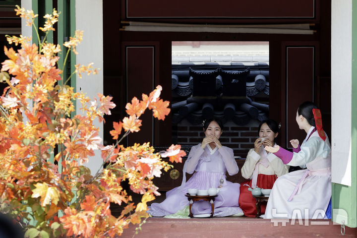 [서울=뉴시스] 최동준 기자 = 3일 서울 종로구 경복궁 생과방에서 시민들이 궁중다과와 약차 체험을 하고 있다. 생과방은 조선시대 왕실의 별식을 만들던 곳으로 국가유산청은 오는 4일부터 10월 31일까지 시민들을 대상으로 하반기 체험 프로그램을 진행한다. 2024.09.03. photocdj@newsis.com