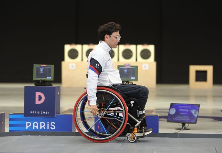 [서울=뉴시스] 김정남이 2일(현지시각) 프랑스 샤토루 사격센터에서 열린 2024 파리 패럴림픽 P3 혼성 25ｍ 권총 스포츠등급 SH1 시상식에 시상대로 향하고 있다. 김정남은 동메달을 획득했다. (사진=대한장애인체육회 제공) 2024.09.03. photo@newsis.com *재판매 및 DB 금지