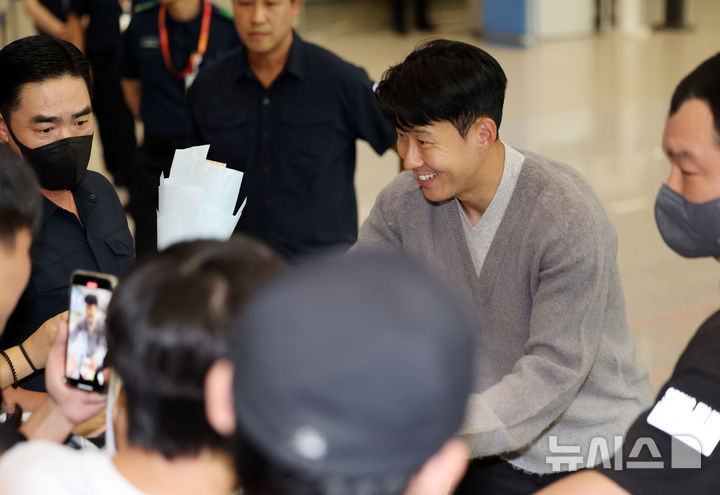 [인천공항=뉴시스] 김명년 기자 = 대한민국 축구 국가대표팀 주장 손흥민이 3일 오후 인천국제공항 제2여객터미널을 통해 귀국하며 팬들과 인사를 나누고 있다. 대표팀은 오는 5일 서울 상암월드컵경기장에서 팔레스타인과 2026 국제축구연맹(FIFA) 북중미 월드컵 3차 예선 1차전을 치른다. 2024.09.03. kmn@newsis.com