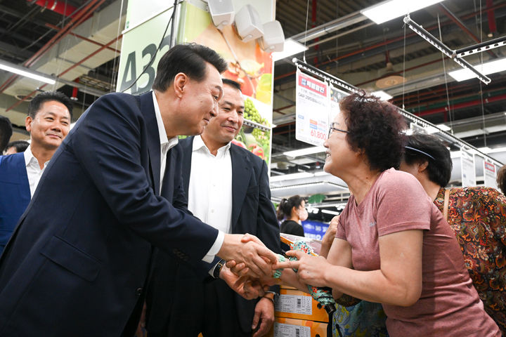 [서울=뉴시스] 최진석 기자 = 윤석열 대통령이 3일 서울 도봉구 농협 하나로마트 창동점을 방문해 추석 명절 장바구니 물가를 점검하며 마트를 찾은 시민과 인사를 나누고 있다. (사진=대통령실 제공) 2024.09.03. photo@newsis.com *재판매 및 DB 금지