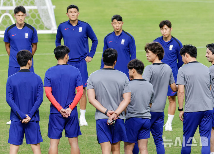 [고양=뉴시스] 최동준 기자 = 홍명보 대한민국 축구 국가대표팀 감독을 비롯한 선수들이 3일 경기 고양종합운동장에서 훈련을 하고 있다.대표팀은 오는 5일 서울월드컵경기장에서 팔레스타인과 2026 국제축구연맹(FIFA) 북중미 월드컵 3차 예선 1차전을 치른다. 2024.09.03. photocdj@newsis.com