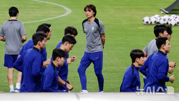 [고양=뉴시스] 최동준 기자 = 홍명보 대한민국 축구 국가대표팀 감독이 3일 경기 고양종합운동장에서 선수들의 훈련을 바라보고 있다.대표팀은 오는 5일 서울월드컵경기장에서 팔레스타인과 2026 국제축구연맹(FIFA) 북중미 월드컵 3차 예선 1차전을 치른다. 2024.09.03. photocdj@newsis.com