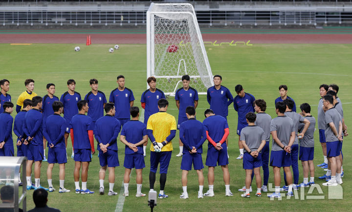 [고양=뉴시스] 최동준 기자 = 홍명보 대한민국 축구 국가대표팀 감독을 비롯한 선수들이 3일 경기 고양종합운동장에서 훈련을 하고 있다.대표팀은 오는 5일 서울월드컵경기장에서 팔레스타인과 2026 국제축구연맹(FIFA) 북중미 월드컵 3차 예선 1차전을 치른다. 2024.09.03. photocdj@newsis.com