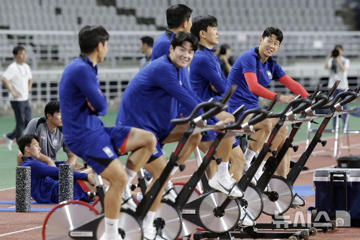 [고양=뉴시스] 최동준 기자 = 팔레스타인과 2026 북중미 월드컵 아시아 3차 예선을 앞둔 3일 경기 고양종합운동장에서 대표팀 손흥민, 김민재, 황인범, 설영우, 이강인이 훈련하고 있다. 2024.09.03. photocdj@newsis.com