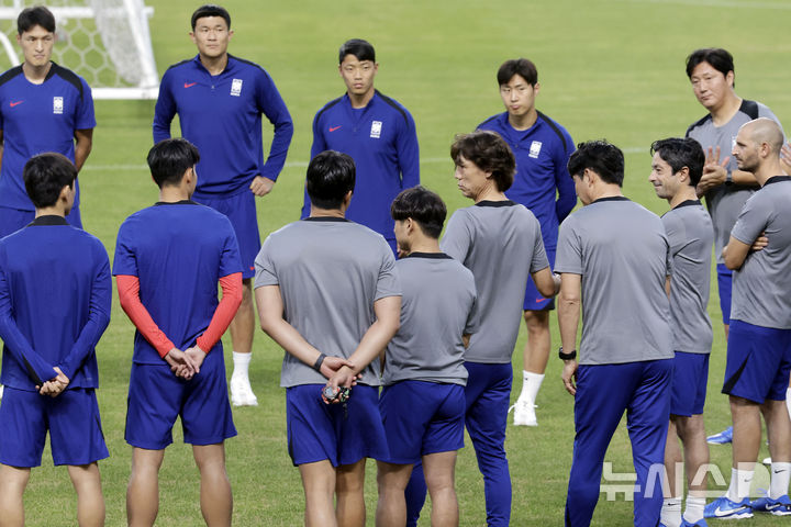 [고양=뉴시스] 최동준 기자 = 팔레스타인과 2026 북중미 월드컵 아시아 3차 예선을 앞둔 3일 경기 고양종합운동장에서 대표팀 홍명보 감독이 훈련 전 선수들과 대화하고 있다. 2024.09.03. photocdj@newsis.com