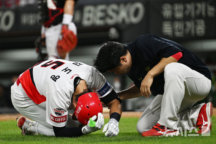 [광주=뉴시스] 이영주 기자 = 3일 오후 광주 북구 광주-기아챔피언스필드에서 열린 2024 신한 SOL뱅크 KBO리그 KIA 타이거즈 대 LG 트윈스의 경기, 5회 말 KIA 김도영이 LG 에르난데스의 투구에 팔을 맞아 고통을 호소하고 있다. 2024.09.03. leeyj2578@newsis.com