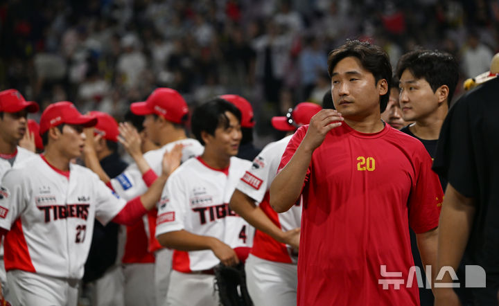 [광주=뉴시스] 이영주 기자 = 3일 오후 광주 북구 광주-기아챔피언스필드에서 열린 2024 신한 SOL뱅크 KBO리그 KIA 타이거즈 대 LG 트윈스의 경기, 7-5로 승리한 KIA 선수들이 덕아웃으로 들어서고 있다. 2024.09.03. leeyj2578@newsis.com