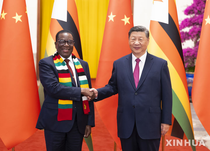 [베이징=신화/뉴시스] 시진핑 중국 국가주석이 3일 중국 베이징 인민대회당에서 중국·아프리카 협력 포럼(FOCAC) 정상회의 참석 및 국빈방문을 위해 중국을 방문 중인 에머슨 음낭가과 짐바브웨 대통령과 만나 악수하고 있다. 2024.9.4