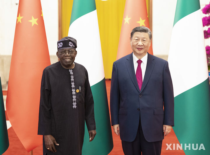 [베이징=신화/뉴시스] 시진핑 중국 국가주석이 3일 중국 베이징 인민대회당에서 중국·아프리카 협력 포럼(FOCAC) 정상회의 참석 및 국빈방문을 위해 중국을 방문 중인 볼라 티누부 나이지리아 대통령과 만났다. 2024.9.4