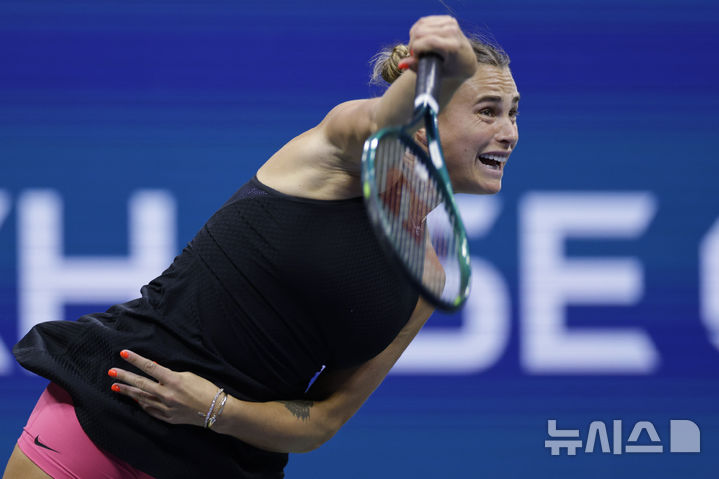 [뉴욕=AP/뉴시스] 아리나 사발렌카(2위·벨라루스)가 3일(현지시각) 뉴욕 빌리 진 킹 내셔널 센터에서 열린 2024 US오픈 테니스 여자 단식 8강전에서 정친원(7위·중국)과 경기하고 있다. 올해 호주오픈 우승자인 사발렌카가 파리올림픽 금메달리스트인 정친원을 2-1(6-1 6-2)로 물리치고 4강에 올라 에마 나바로(12위·미국)와 결승 진출을 다툰다. 2024.09.04.