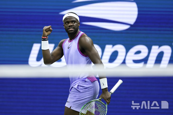 [뉴욕=AP/뉴시스] 프랜시스 티아포(20위·미국)가 3일(현지시각) 미국 뉴욕의 빌리진킹 내셔널 센터에서 열린 2024 US오픈 테니스 남자 단식 8강전에서 그리고르 디미트로프(9위·불가리아)와 경기하고 있다. 티아포가 디미트로프의 부상으로 3-1(6-3 6-7 6-3 4-1) 기권승을 거두고 4강에 올라 테일러 프리츠(12위·미국)와 결승 진출을 다툰다. 2024.09.04.
