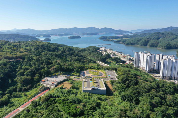 [고성(경남)=뉴시스] 신정철 기자= 경남 고성군은 체류형 힐링 관광과 남산공원 이용 활성화를 위해 ‘남산공원 힐링캠핑장’을 오는 6일부터 12월 1일까지 시범 운영한다.사진은 ‘남산공원 힐링캠핑장’ 전경 모습.(사진=고성군 제공).2024.09.04. photo@newsis.com *재판매 및 DB 금지