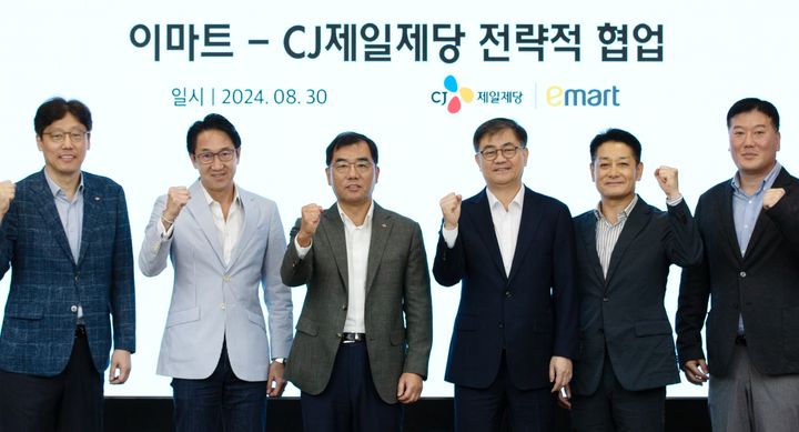 (왼쪽부터 순서대로) 김상익 CJ제일제당 식품한국총괄, 박민석 CJ제일제당 식품사업부문 대표, 강신호 CJ제일제당 부회장, 한채양 이마트 대표이사, 황운기 이마트 상품본부장, 이형순 이마트 HomeMeal 담당이 기념사진을 찍고 있다.(사진=CJ제일제당 제공) *재판매 및 DB 금지