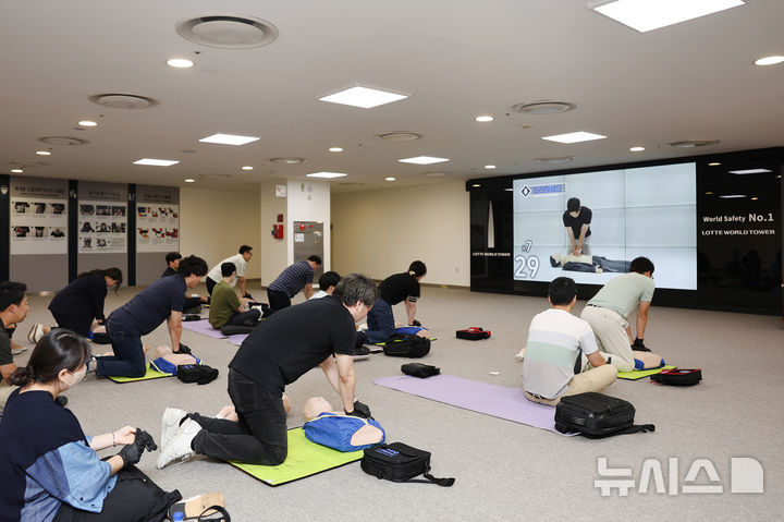 [서울=뉴시스]심폐소생술 교육 중인 롯데물산 임직원.2024.09.04.(사진=롯데물산 제공)photo@newsis.com