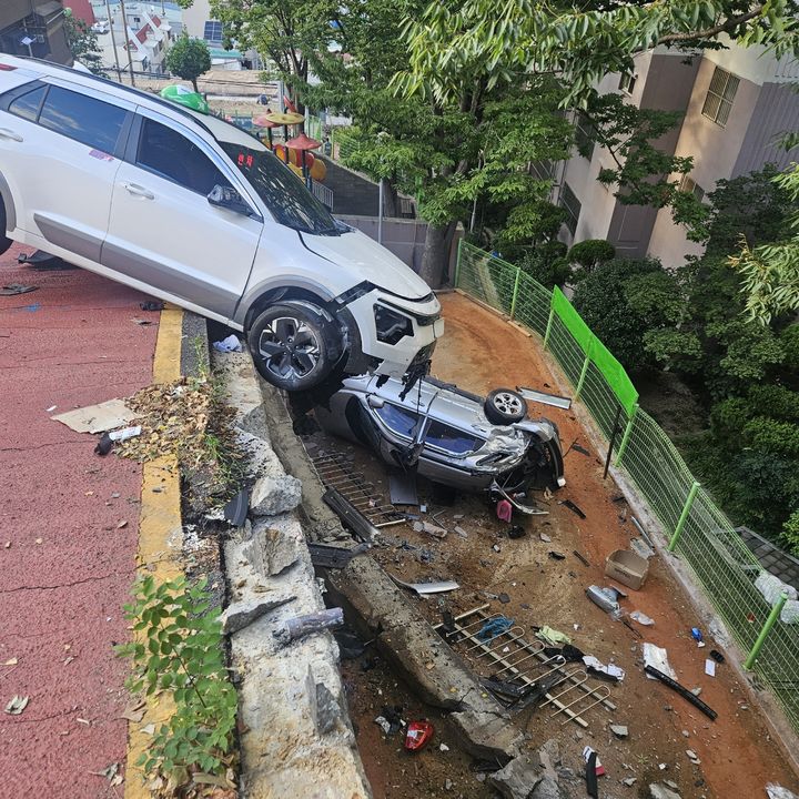 [부산=뉴시스] 3일 오후 부산 북구의 한 아파트 옆 경사로에서 A(70대)씨가 운전한 택시가 주차돼 있던 SUV(스포츠유틸리티차량)을 치었다. (사진=부산소방재난본부 제공) 2024.09.04. photo@newsis.com  *재판매 및 DB 금지