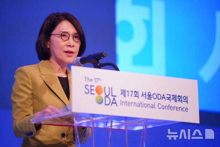 [서울=뉴시스] 강인선 외교부 2차관은 4일 오전 서울시 중구 롯데호텔에서 외교부와 한국국제협력단(KOICA·코이카) 공동 주최로 열린 '제17회 서울 공적개발원조(ODA) 국제회의'에서 환영사를 하고 있다. (사진= 외교부 제공) 2024.09.04. photo@newsis.com