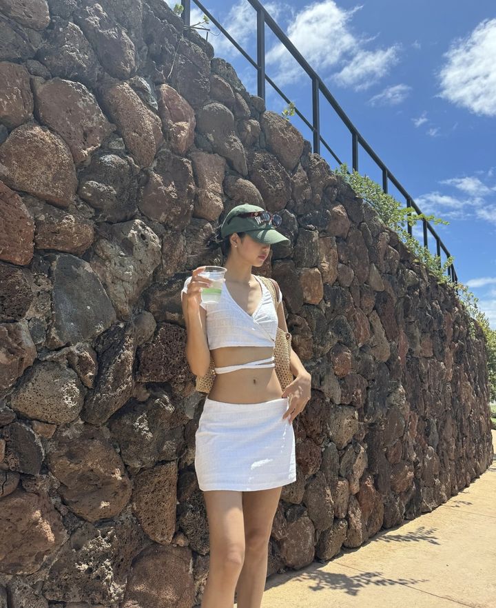 재벌2세 열애설' 블랙핑크 리사, 브라톱으로 뽐낸 개미 허리