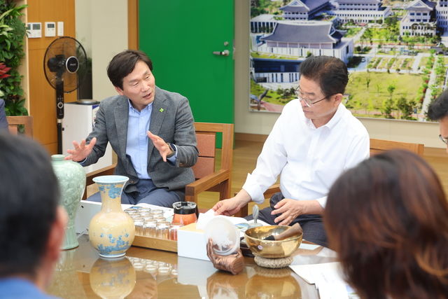 [경산=뉴시스] 이철우 경북도지사(오른쪽)가 조현일 경산시장과 면담을 하고 있다. (사진=경산시 제공) 2024.09.04. photo@newsis.com  *재판매 및 DB 금지