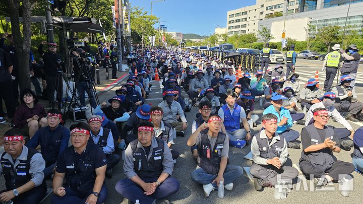 [울산=뉴시스] 배병수 기자 = 국내 조선업종 노조연대 관계자들이 4일 오후 HD현대중공업 울산 본사 앞에서 총파업 결의대회를 진행하고 있다. 2024.09.04. bbs@newsis.com *재판매 및 DB 금지