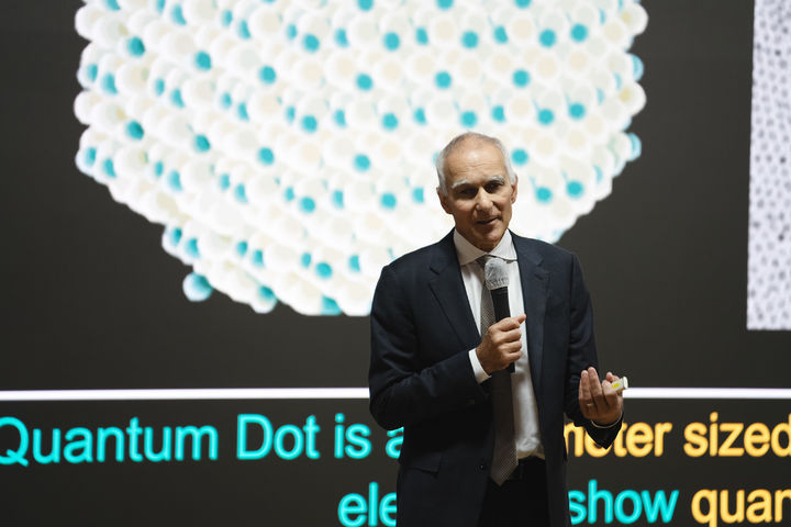 [서울=뉴시스]4일 삼성디스플레이 기흥캠퍼스에서 2023년 노벨화학상 수상자 모운지 바웬디 MIT 교수가 강연하고 있다. (사진 = 삼성디스플레이) 2024.09.04. photo@newsis.com *재판매 및 DB 금지