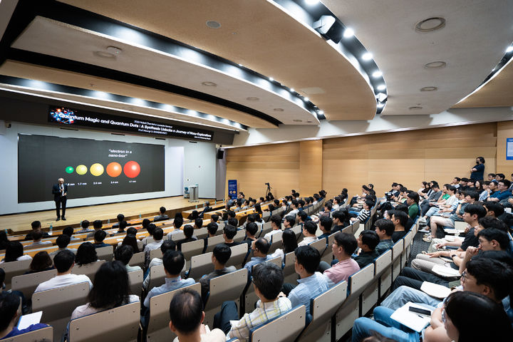 [서울=뉴시스]4일 삼성디스플레이 기흥캠퍼스에서 2023년 노벨화학상 수상자 모운지 바웬디 MIT 교수가 강연하고 있다. (사진 = 삼성디스플레이) 2024.09.04. photo@newsis.com *재판매 및 DB 금지