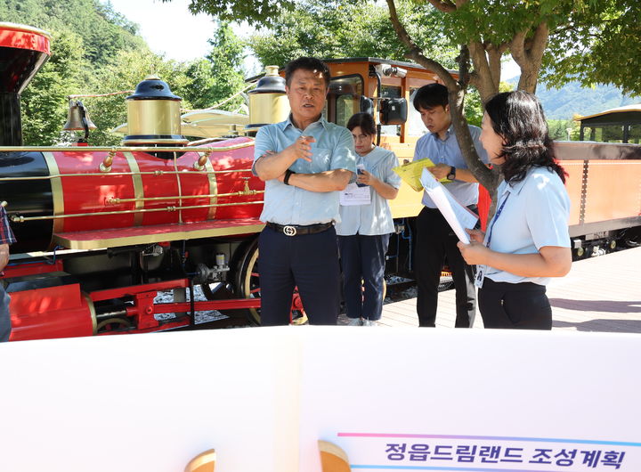 4일 정읍시 주요사업장 현장점검에 나선 이학수 시장이 내장산문화광장 '정읍드림랜드' 조성사업 현장에서 사업의 세부사항을 질문하고 있다. *재판매 및 DB 금지