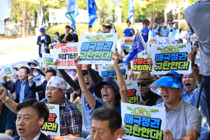 [천안=뉴시스] 25개 독립운동가 선양단체로 구성된 항일독립선열선양단체연합이 김형석 독립기념관장의 사퇴를 촉구하고 있다. 2024.9.4 spacedust1@newsis.com  *재판매 및 DB 금지