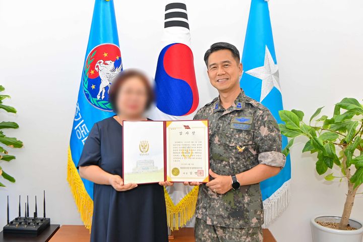 [부산=뉴시스] 공군 제5공중기동비행단(이하 5비)은 4일 군사시설 군용기를 무단으로 촬영한 중국인을 신고한 이모씨 등 2명에게 합참의장 감사장을 전달했다고 밝혔다. (사진=공군 5비 제공) *재판매 및 DB 금지