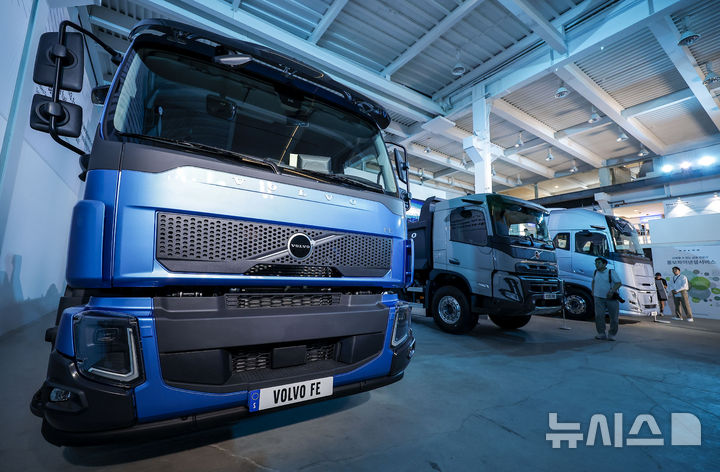 [서울=뉴시스] 정병혁 기자 = 지난해 9월4일 서울 성동구 레이어스튜디오41에서 열린 볼보 트럭 미디어 간담회에 볼보 FH 에어로가 전시되어 있다. 2024.09.04. jhope@newsis.com