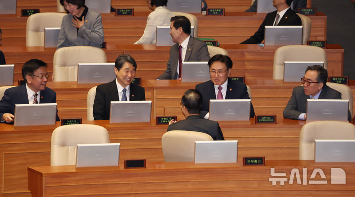 [서울=뉴시스] 고승민 기자 = 한덕수 국무총리와 최상목 경제부총리, 이주호 사회부총리 등 국무위원들이 지난 4일 서울 여의도 국회에서 열린 제418회 국회(정기회) 제2차 본회의에 출석, 대화를 나누고 있다. 2024.09.04. kkssmm99@newsis.com