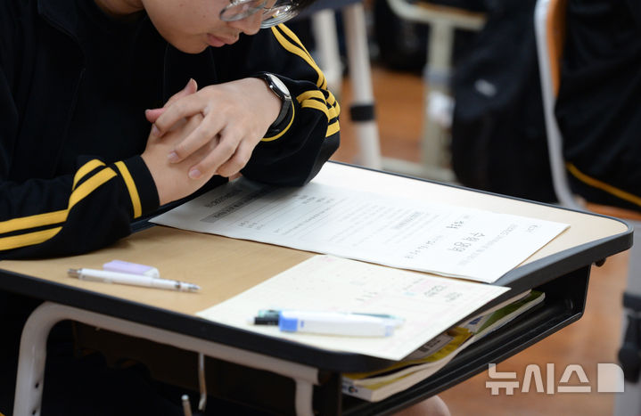 [울산=뉴시스] 배병수 기자 = 2025학년도 대학수학능력시험(수능) 대비 9월 모의평가 날인 지난 4일 오전 울산 남구 삼산고등학교에서 3학년 학생들이 모의고사를 치르고 있다. 2024.09.12. bbs@newsis.com.