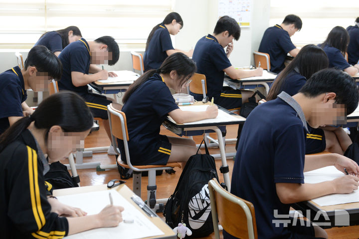 [울산=뉴시스] 배병수 기자 = 2025학년도 대학수학능력시험(수능) 대비 9월 모의평가 날인 지난 4일 오전 울산 남구 삼산고등학교에서 3학년 학생들이 모의고사를 치르고 있다. 2024.09.04.bbs@newsis.com.