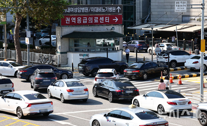 [서울=뉴시스] 김근수 기자 = 응급실 진료 대란이 연일 이어지는 가운데 지난 4일 서울 시내의 한 대형병원 권역응급의료센터 앞에 차량들이 들어가기 위해 대기하고 있다. 정부가 오늘부터 강원대병원과 이대목동병원, 세종충남병원에 군의관을 추가로 배치하기로 했다. 2024.09.04. ks@newsis.com