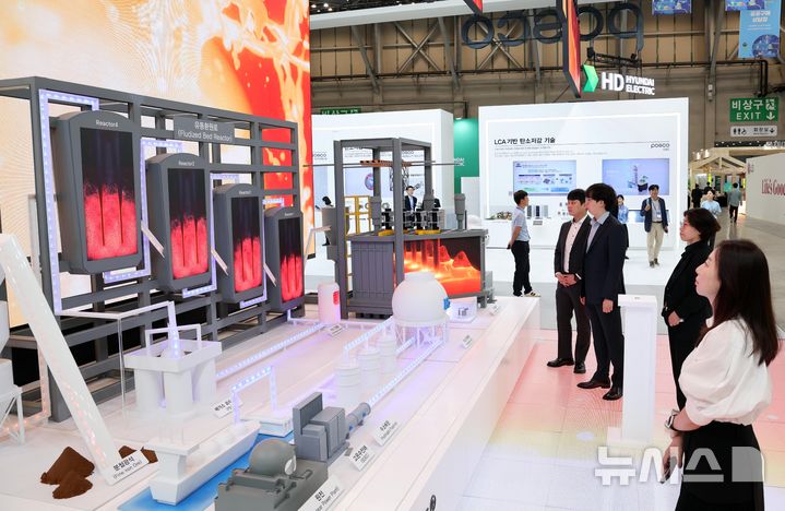 [부산=뉴시스] 하경민 기자 = '2024 기후산업국제박람회(WCE)'가 개막한 4일 부산 해운대구 벡스코 제1전시장 포스코 부스를 찾은 관람객들이 한국형 수소환원제철 기술을 적용한 모형을 둘러보고 있다. 2024.09.04. yulnetphoto@newsis.com