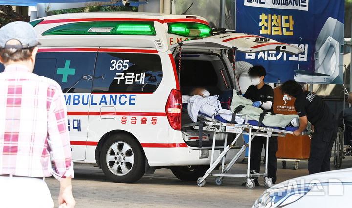 [수원=뉴시스] 김종택 기자 = 경기도 수원시 아주대학교 병원에서 사설 구급대원들이 환자를 이송하고 있다.2024.09.04. jtk@newsis.com