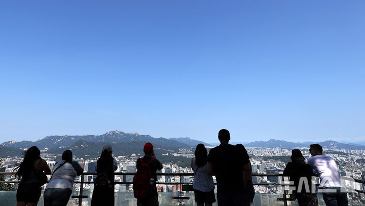[서울=뉴시스] 추상철 기자 = 맑고 화창한 날씨를 보인 4일 오후 서울 용산구 남산에서 외국인 관광객이 파란하늘을 바라보고 있다. 2024.09.04. scchoo@newsis.com