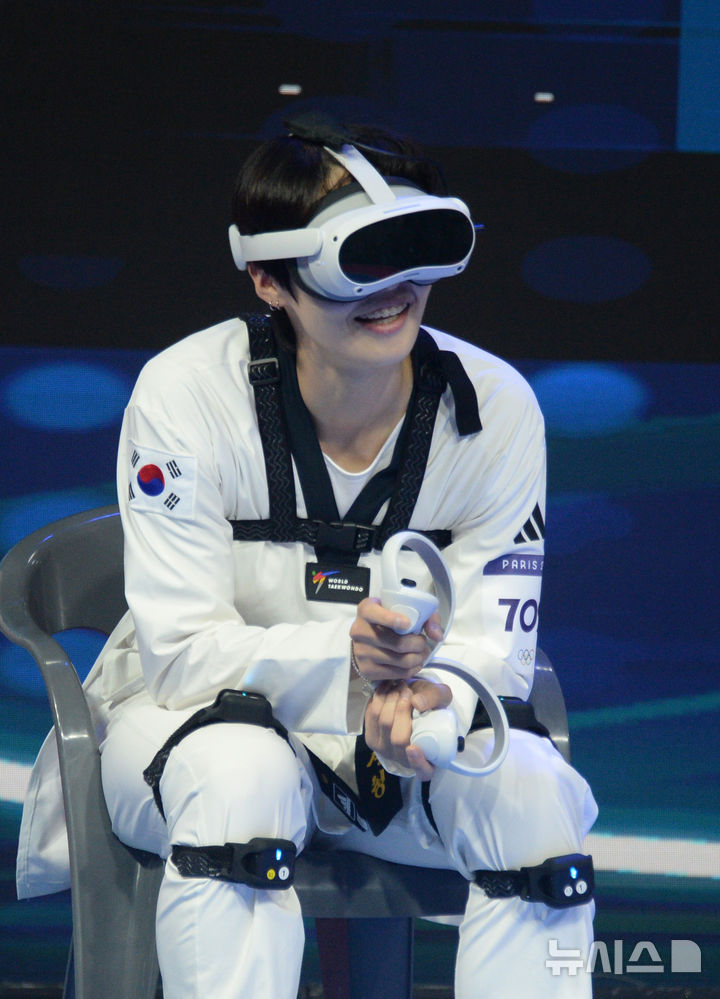 [무주=뉴시스] 김얼 기자 = 2024 파리올림픽 태권도 메달리스트 이다빈 선수가 4일 전북 무주군 태권도원에서 열린 '무주 태권도원 2024 국제 오픈 버추얼 태권도 대회' 이벤드경기에 참석해 환하게 웃으며 휴식을 취하고 있다. 2024.09.04. pmkeul@newsis.com