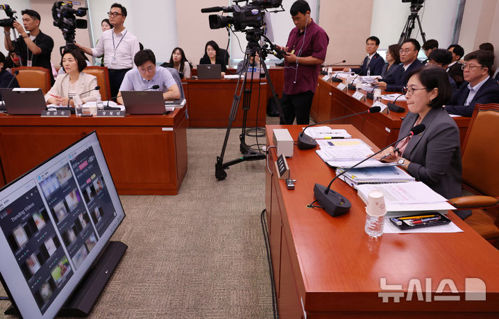 [서울=뉴시스] 조성우 기자 = 신영숙 여성가족부 차관(장관 직무대행)이 4일 오후 서울 여의도 국회에서 열린 여성가족위원회의 딥페이크 성범죄 관련 현안질의에서 성범죄 영상물 자료 화면을 보며 의원 질의를 듣고 있다. 2024.09.04. xconfind@newsis.com