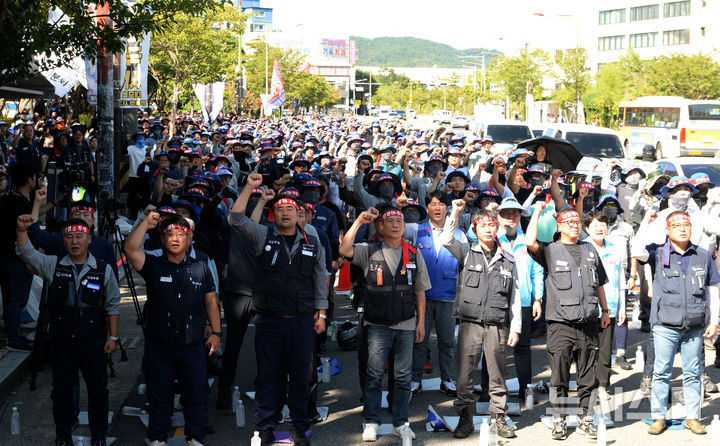 [울산=뉴시스] 배병수 기자 = 국내 조선업종 노조연대 조합원들이 지난 4일 오후 HD현대중공업 울산 본사 앞에서 열린 총파업 결의대회에서 구호를 외치고 있다. 2024.09.04. bbs@newsis.com