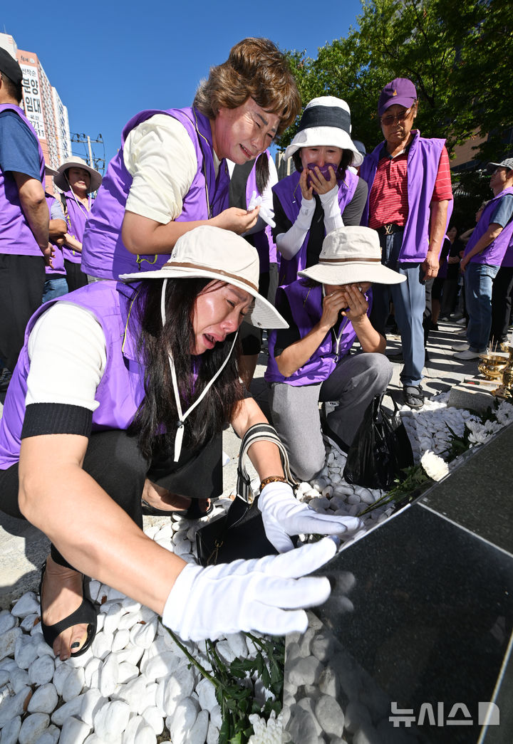 [광주=뉴시스] 이영주 기자 = 4일 오후 광주 남구 백운광장에서 열린 세월호·이태원 참사 안전사고 희생자 추모 조형물 제막식 도중 10·29 이태원 참사 유가족들이 자식들의 이름이 새겨진 명패 앞에서 오열하고 있다. 2024.09.04. leeyj2578@newsis.com