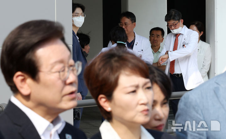 [서울=뉴시스] 추상철 기자 = 한승범(뒷줄 오른쪽) 고대 안암병원 병원장이 4일 오후 서울 성북구 고려대학교 안암병원 권역응급의료센터에서 취재진과 인터뷰하는 이재명 더불어민주당 대표를 기다리며 시계를 보고 있다. 2024.09.04. scchoo@newsis.com