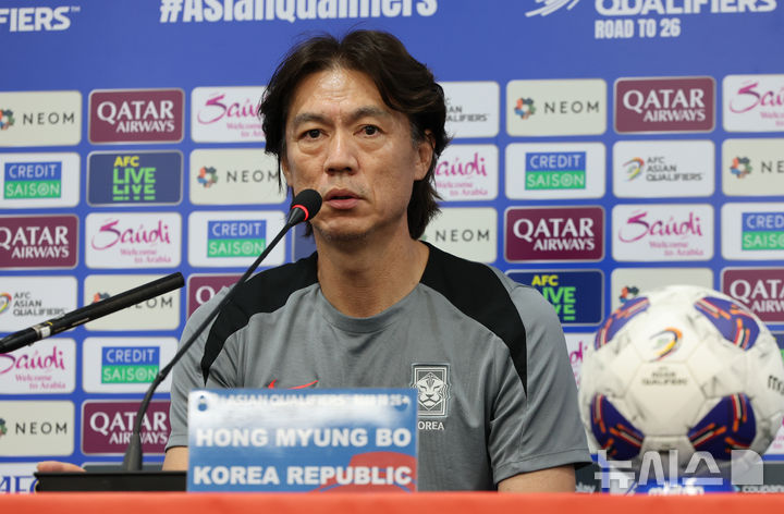 [서울=뉴시스] 황준선 기자 = 대한민국 축구 국가대표팀 홍명보 감독이 4일 서울 마포구 서울월드컵경기장에서 열린 공식 기자회견에서 발언하고 있다. 대표팀은 오는 5일 서울월드컵경기장에서 팔레스타인과 2026 국제축구연맹(FIFA) 북중미 월드컵 아시아 3차 예선 B조 1차전을 치른다. 2024.09.04. hwang@newsis.com