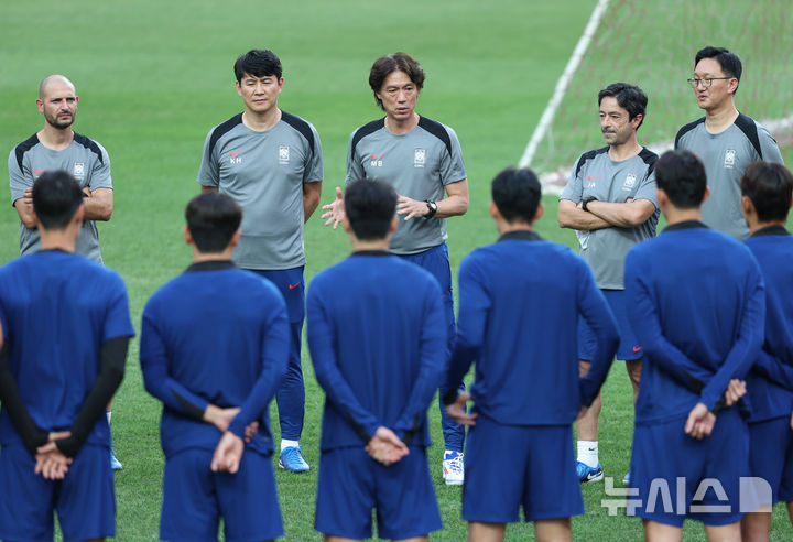 [서울=뉴시스] 황준선 기자 = 대한민국 축구 국가대표팀 홍명보 감독이 4일 서울 마포구 서울월드컵경기장에서 열린 훈련을 지도하고 있다.대표팀은 오는 5일 서울월드컵경기장에서 팔레스타인과 2026 국제축구연맹(FIFA) 북중미 월드컵 아시아 3차 예선 B조 1차전을 치른다. 2024.09.04. hwang@newsis.com